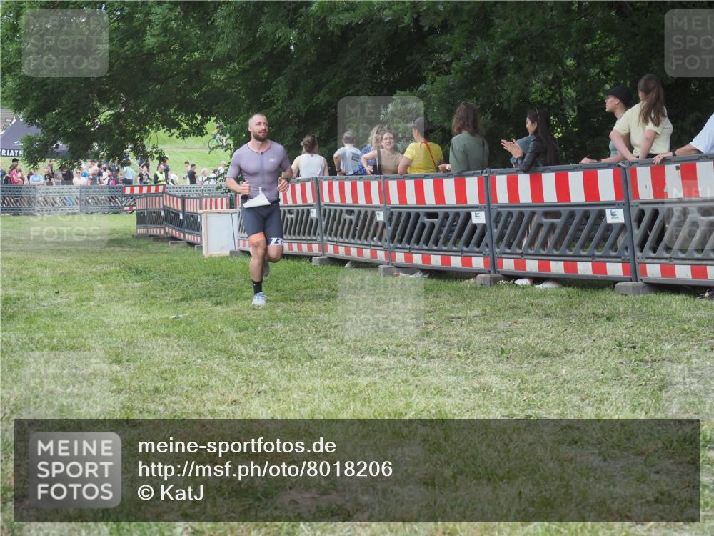 21.06.2025 - 27. Vierlanden-Triathlon KatJ http://msf.ph/oto/8018206 15.06.2025 13:18:04 Ziel 691 meine-sportfotos.de