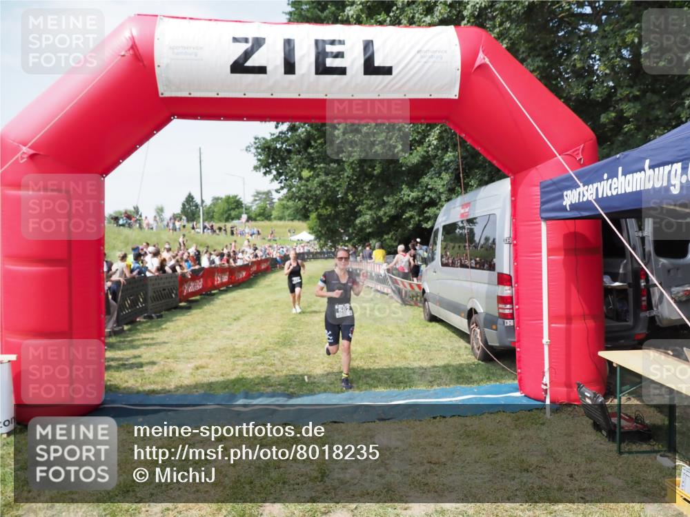 21.06.2025 - 27. Vierlanden-Triathlon MichiJ http://msf.ph/oto/8018235 15.06.2026 11:34:08 Ziel 521, 582 meine-sportfotos.de