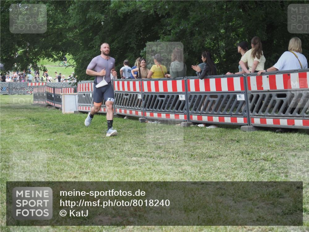 21.06.2025 - 27. Vierlanden-Triathlon KatJ http://msf.ph/oto/8018240 15.06.2025 13:18:05 Ziel 691 meine-sportfotos.de