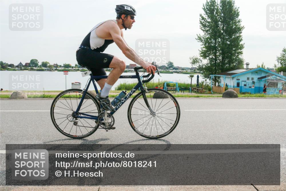 15.06.2025 - 27. Vierlanden-Triathlon H.Heesch http://msf.ph/oto/8018241 15.06.2025 09:27:12 Radfahren 74, 97, 102 meine-sportfotos.de