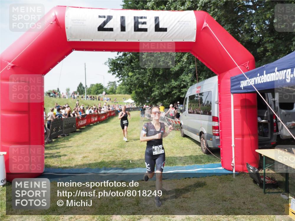 21.06.2025 - 27. Vierlanden-Triathlon MichiJ http://msf.ph/oto/8018249 15.06.2026 11:34:09 Ziel 521, 582 meine-sportfotos.de