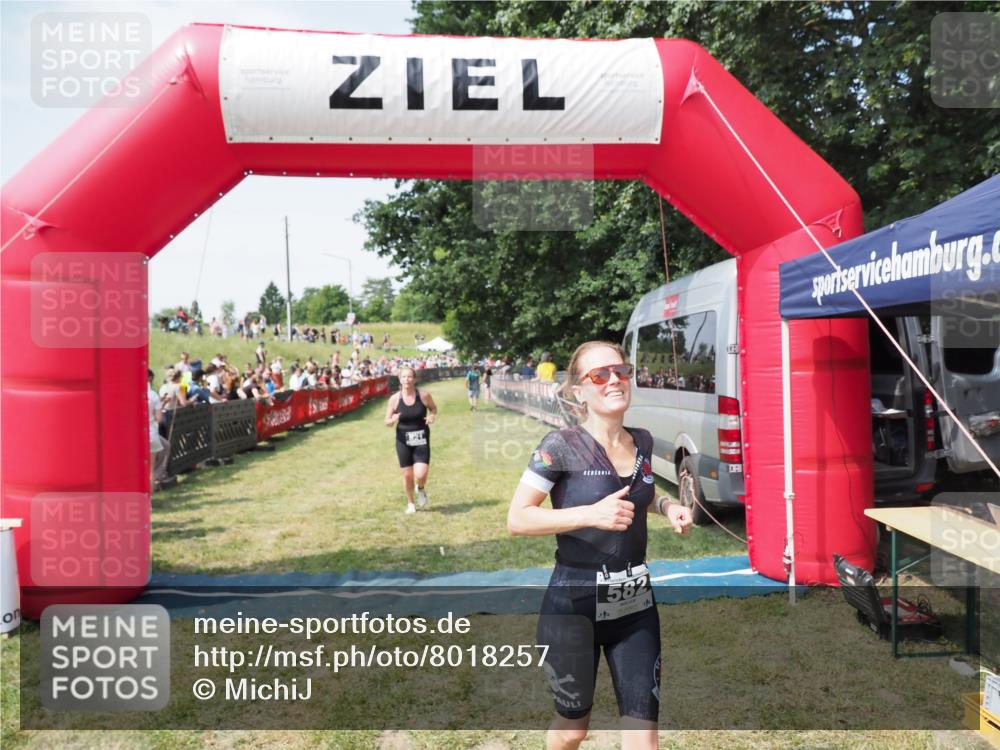 21.06.2025 - 27. Vierlanden-Triathlon MichiJ http://msf.ph/oto/8018257 15.06.2026 11:34:09 Ziel 521, 582 meine-sportfotos.de