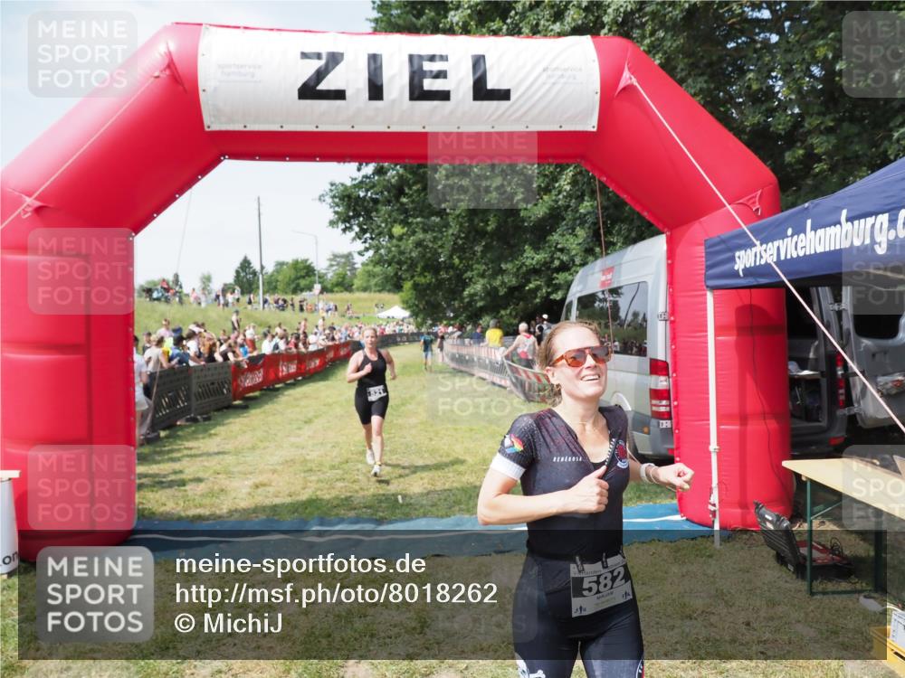 21.06.2025 - 27. Vierlanden-Triathlon MichiJ http://msf.ph/oto/8018262 15.06.2026 11:34:09 Ziel 521, 582 meine-sportfotos.de