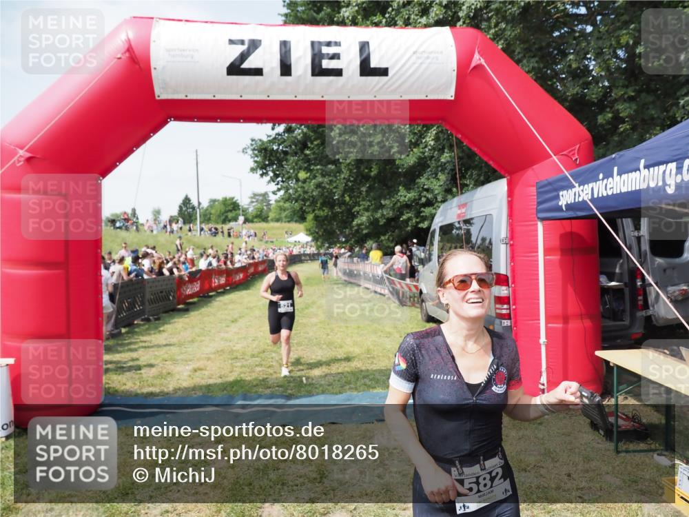 21.06.2025 - 27. Vierlanden-Triathlon MichiJ http://msf.ph/oto/8018265 15.06.2026 11:34:10 Ziel 521, 582 meine-sportfotos.de