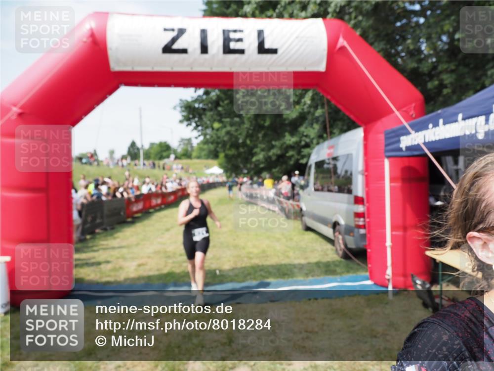 21.06.2025 - 27. Vierlanden-Triathlon MichiJ http://msf.ph/oto/8018284 15.06.2026 11:34:10 Ziel 521, 582 meine-sportfotos.de
