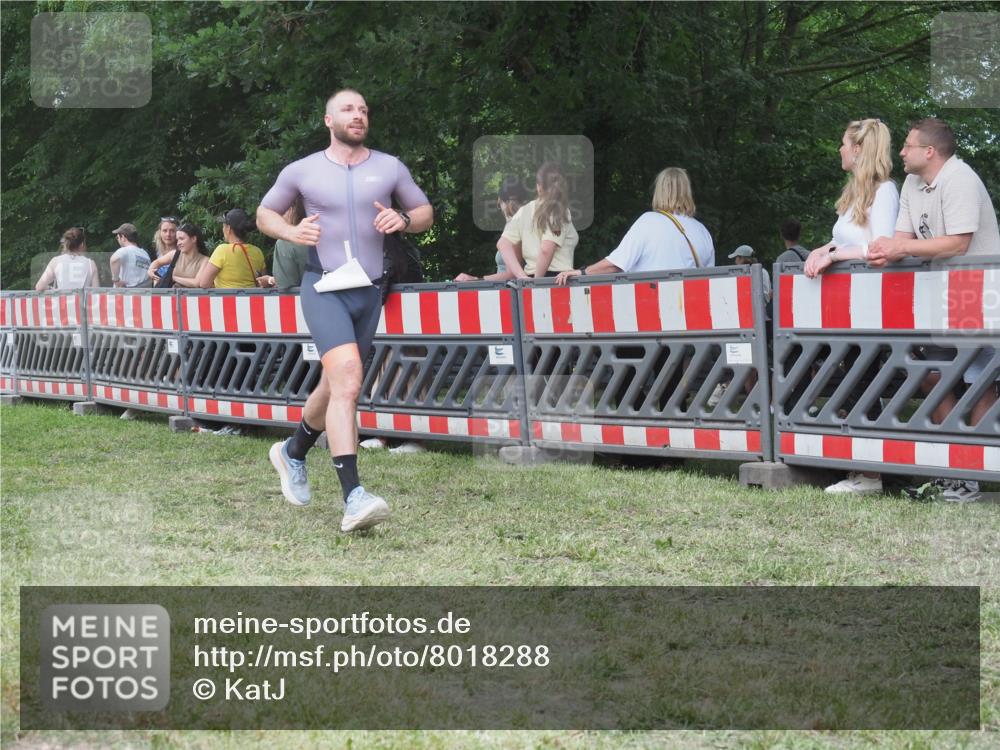 21.06.2025 - 27. Vierlanden-Triathlon KatJ http://msf.ph/oto/8018288 15.06.2025 13:18:06 Ziel 691 meine-sportfotos.de