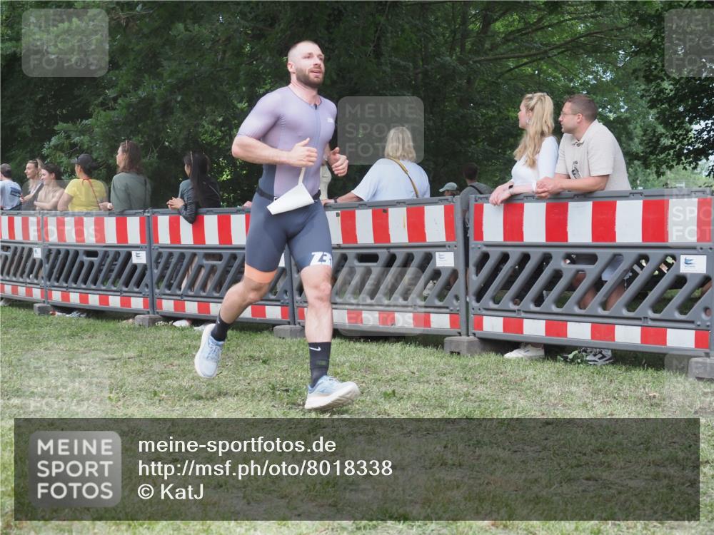 21.06.2025 - 27. Vierlanden-Triathlon KatJ http://msf.ph/oto/8018338 15.06.2025 13:18:06 Ziel 691 meine-sportfotos.de