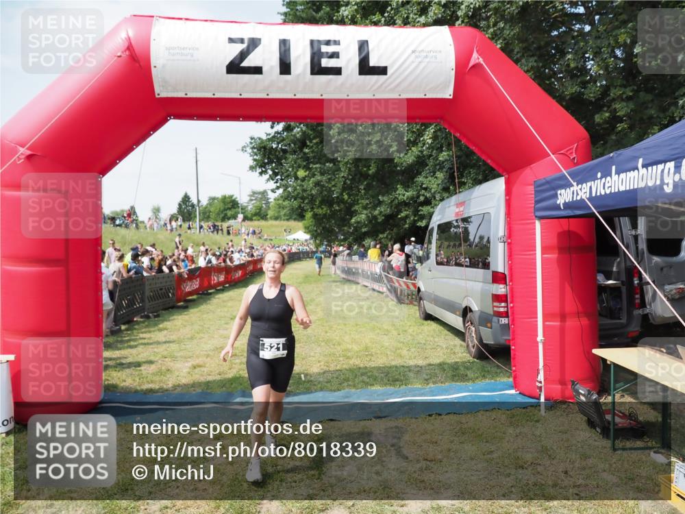 21.06.2025 - 27. Vierlanden-Triathlon MichiJ http://msf.ph/oto/8018339 15.06.2026 11:34:10 Ziel 521, 582 meine-sportfotos.de