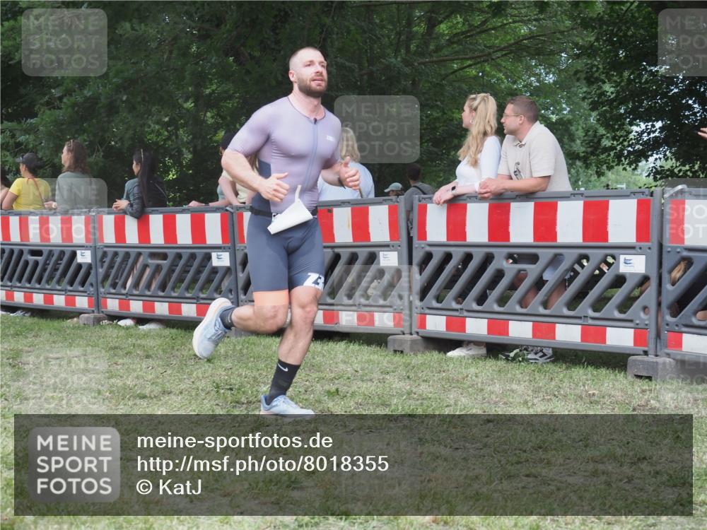 21.06.2025 - 27. Vierlanden-Triathlon KatJ http://msf.ph/oto/8018355 15.06.2025 13:18:06 Ziel 691 meine-sportfotos.de