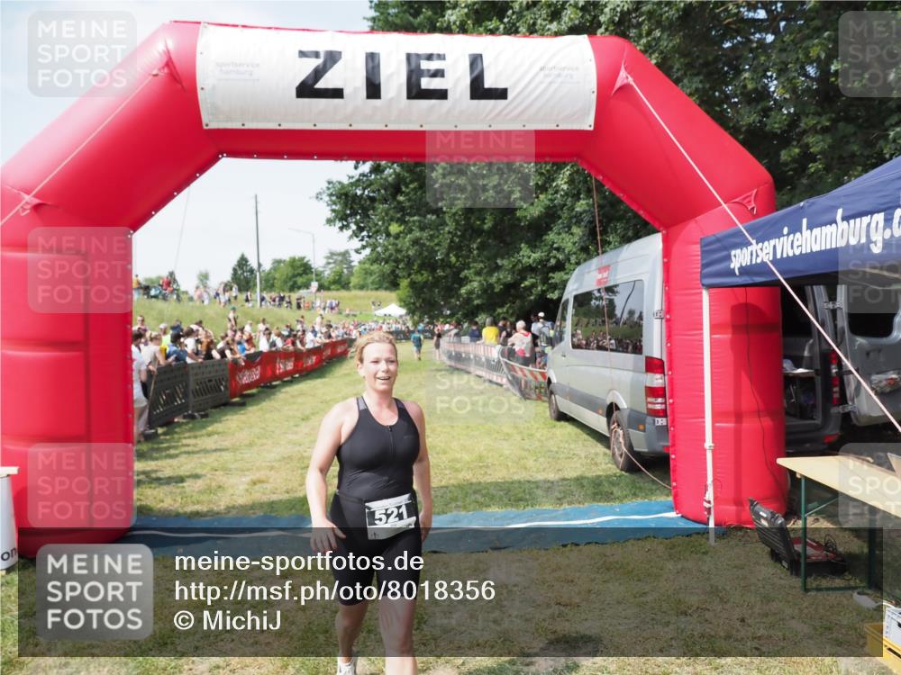 21.06.2025 - 27. Vierlanden-Triathlon MichiJ http://msf.ph/oto/8018356 15.06.2026 11:34:11 Ziel 521, 582 meine-sportfotos.de
