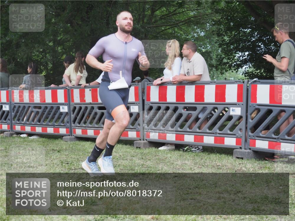 21.06.2025 - 27. Vierlanden-Triathlon KatJ http://msf.ph/oto/8018372 15.06.2025 13:18:06 Ziel 691 meine-sportfotos.de