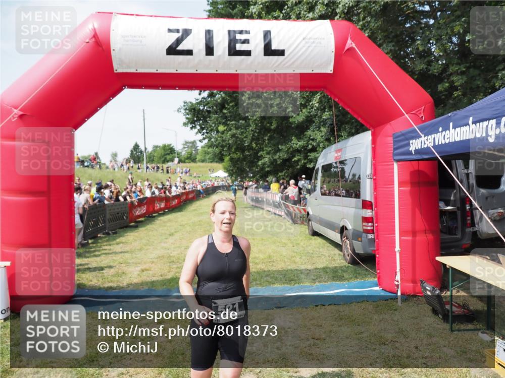 21.06.2025 - 27. Vierlanden-Triathlon MichiJ http://msf.ph/oto/8018373 15.06.2026 11:34:11 Ziel 521, 582 meine-sportfotos.de