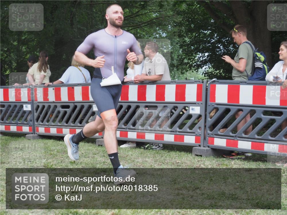 21.06.2025 - 27. Vierlanden-Triathlon KatJ http://msf.ph/oto/8018385 15.06.2025 13:18:06 Ziel 691 meine-sportfotos.de