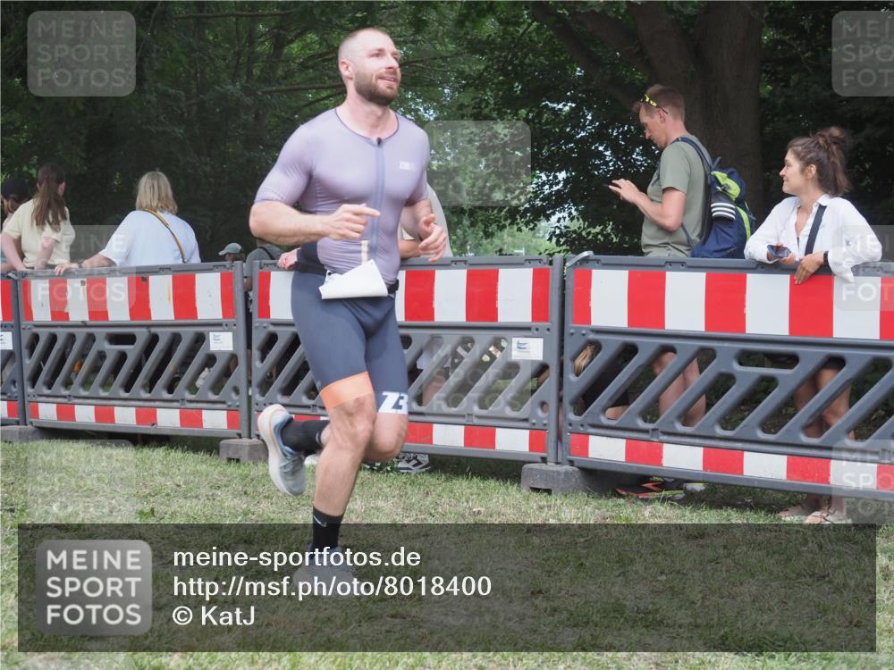 21.06.2025 - 27. Vierlanden-Triathlon KatJ http://msf.ph/oto/8018400 15.06.2025 13:18:07 Ziel 691 meine-sportfotos.de