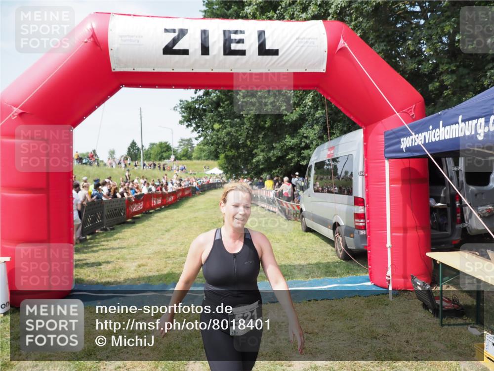 21.06.2025 - 27. Vierlanden-Triathlon MichiJ http://msf.ph/oto/8018401 15.06.2026 11:34:11 Ziel 521, 582 meine-sportfotos.de