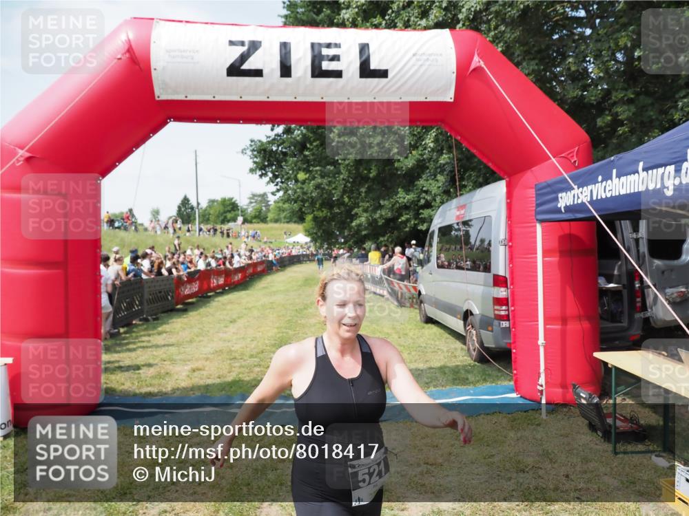 21.06.2025 - 27. Vierlanden-Triathlon MichiJ http://msf.ph/oto/8018417 15.06.2026 11:34:11 Ziel 521, 582 meine-sportfotos.de
