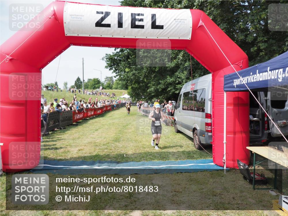 21.06.2025 - 27. Vierlanden-Triathlon MichiJ http://msf.ph/oto/8018483 15.06.2026 11:34:32 Ziel 559 meine-sportfotos.de