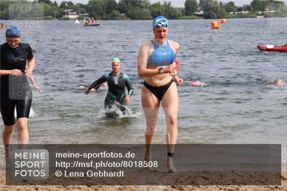 15.06.2025 - 27. Vierlanden-Triathlon Lena Gebhardt http://msf.ph/oto/8018508 15.06.2025 10:16:43 Schwimmen 501, 516, 551, 595, 604, 633 meine-sportfotos.de