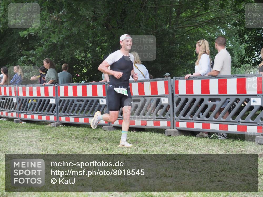 21.06.2025 - 27. Vierlanden-Triathlon KatJ http://msf.ph/oto/8018545 15.06.2025 13:18:27 Ziel 172, 781 meine-sportfotos.de