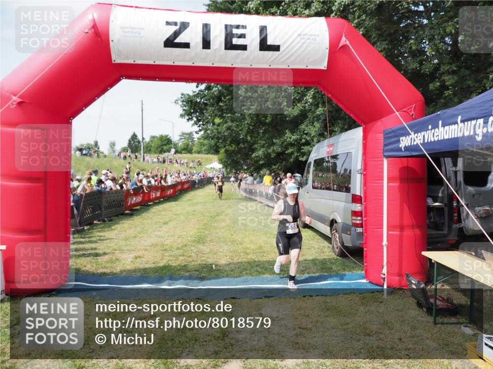 21.06.2025 - 27. Vierlanden-Triathlon MichiJ http://msf.ph/oto/8018579 15.06.2026 11:34:33 Ziel 559 meine-sportfotos.de