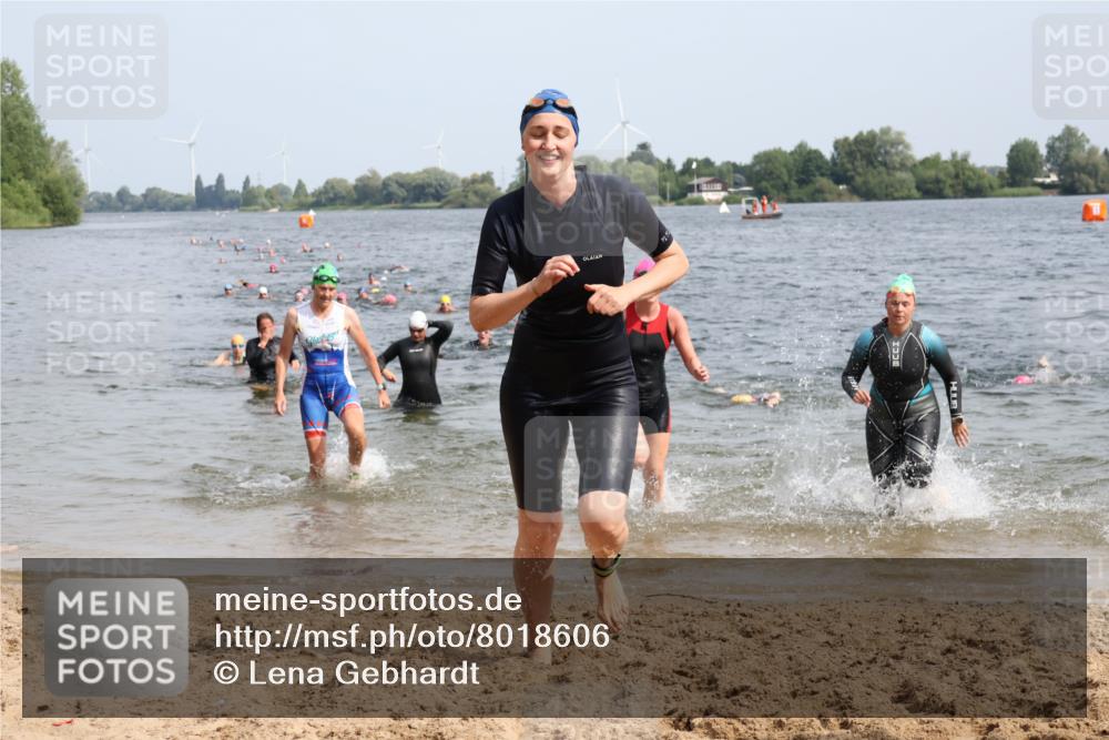 15.06.2025 - 27. Vierlanden-Triathlon Lena Gebhardt http://msf.ph/oto/8018606 15.06.2025 10:16:45 Schwimmen 501, 516, 551, 595, 604, 633 meine-sportfotos.de