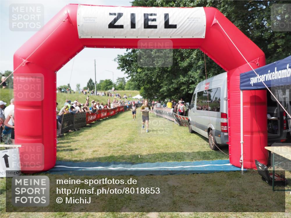 21.06.2025 - 27. Vierlanden-Triathlon MichiJ http://msf.ph/oto/8018653 15.06.2026 11:34:37 Ziel 290, 386, 559 meine-sportfotos.de