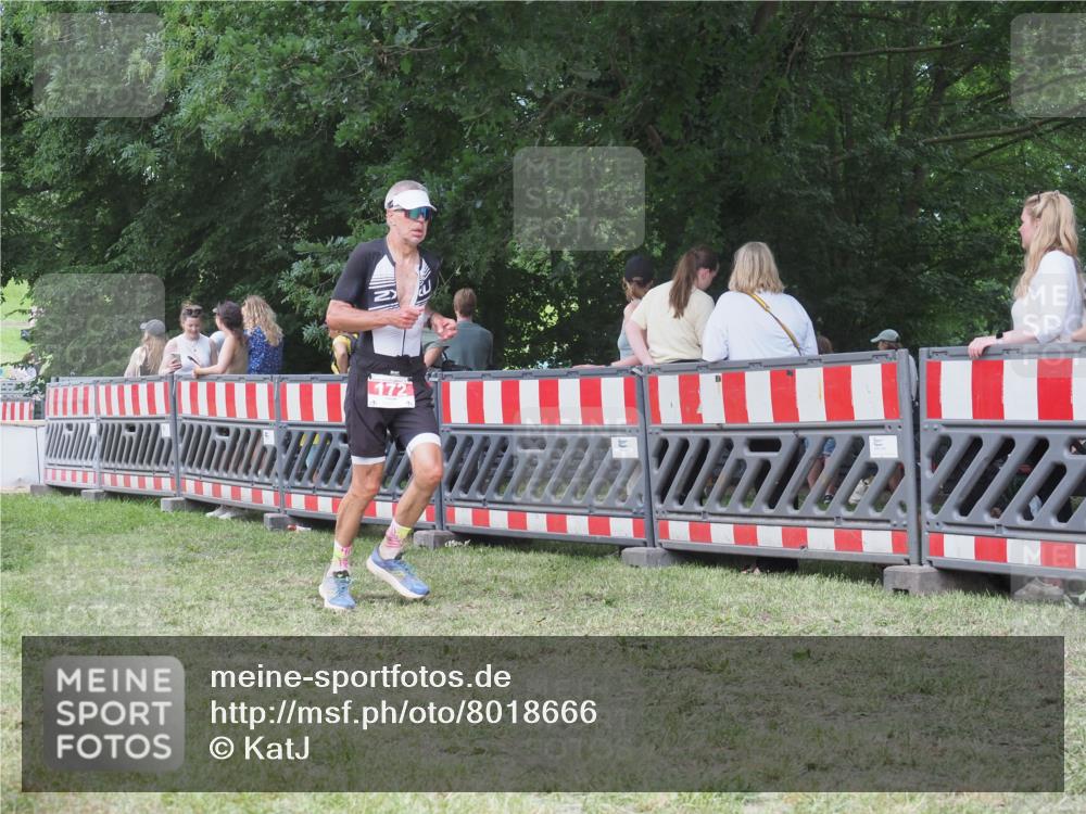 21.06.2025 - 27. Vierlanden-Triathlon KatJ http://msf.ph/oto/8018666 15.06.2025 13:18:30 Ziel 172 meine-sportfotos.de