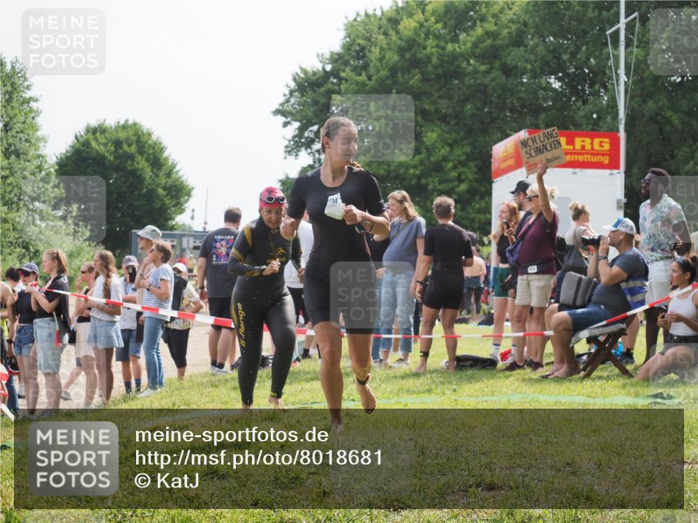 15.06.2025 - 27. Vierlanden-Triathlon KatJ http://msf.ph/oto/8018681 15.06.2025 10:17:52 Schwimmen 493, 522, 563, 571 meine-sportfotos.de