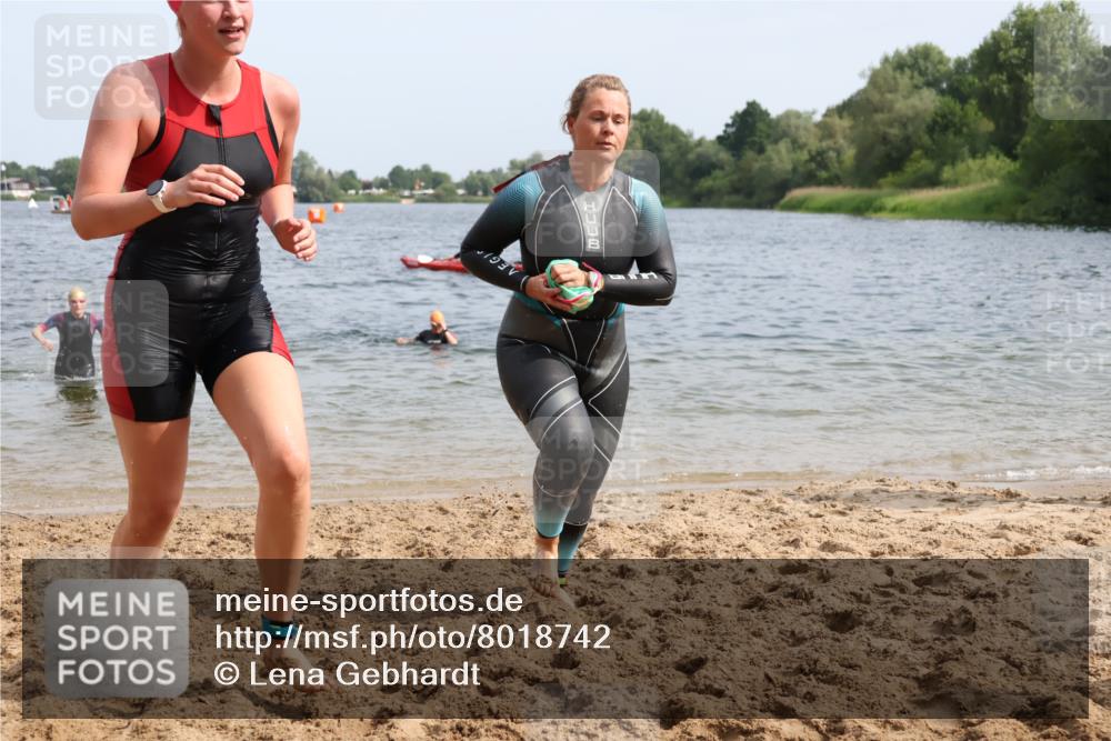 15.06.2025 - 27. Vierlanden-Triathlon Lena Gebhardt http://msf.ph/oto/8018742 15.06.2025 10:16:48 Schwimmen 484, 501, 516, 551, 566, 595, 604, 633 meine-sportfotos.de
