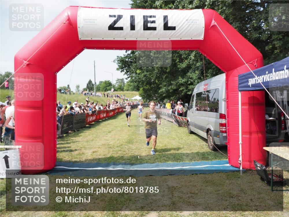 21.06.2025 - 27. Vierlanden-Triathlon MichiJ http://msf.ph/oto/8018785 15.06.2026 11:34:38 Ziel 290, 386, 559 meine-sportfotos.de