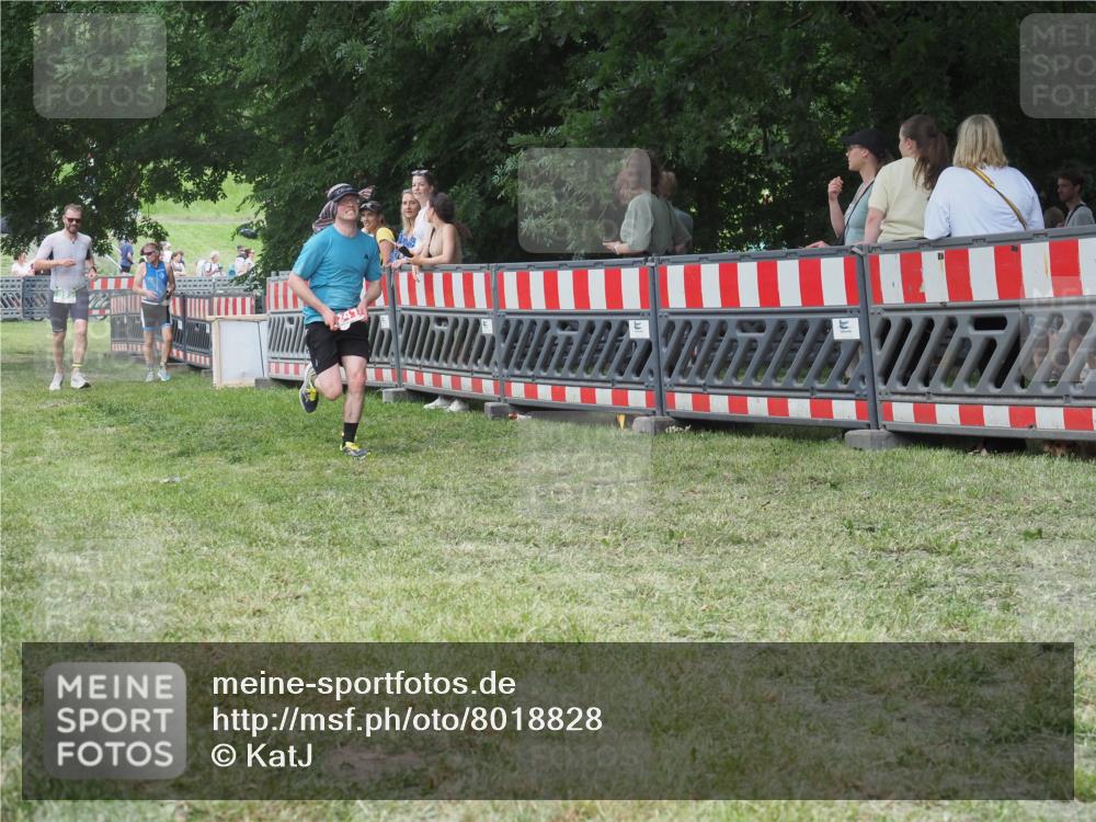 21.06.2025 - 27. Vierlanden-Triathlon KatJ http://msf.ph/oto/8018828 15.06.2025 13:18:42 Ziel 241, 855 meine-sportfotos.de