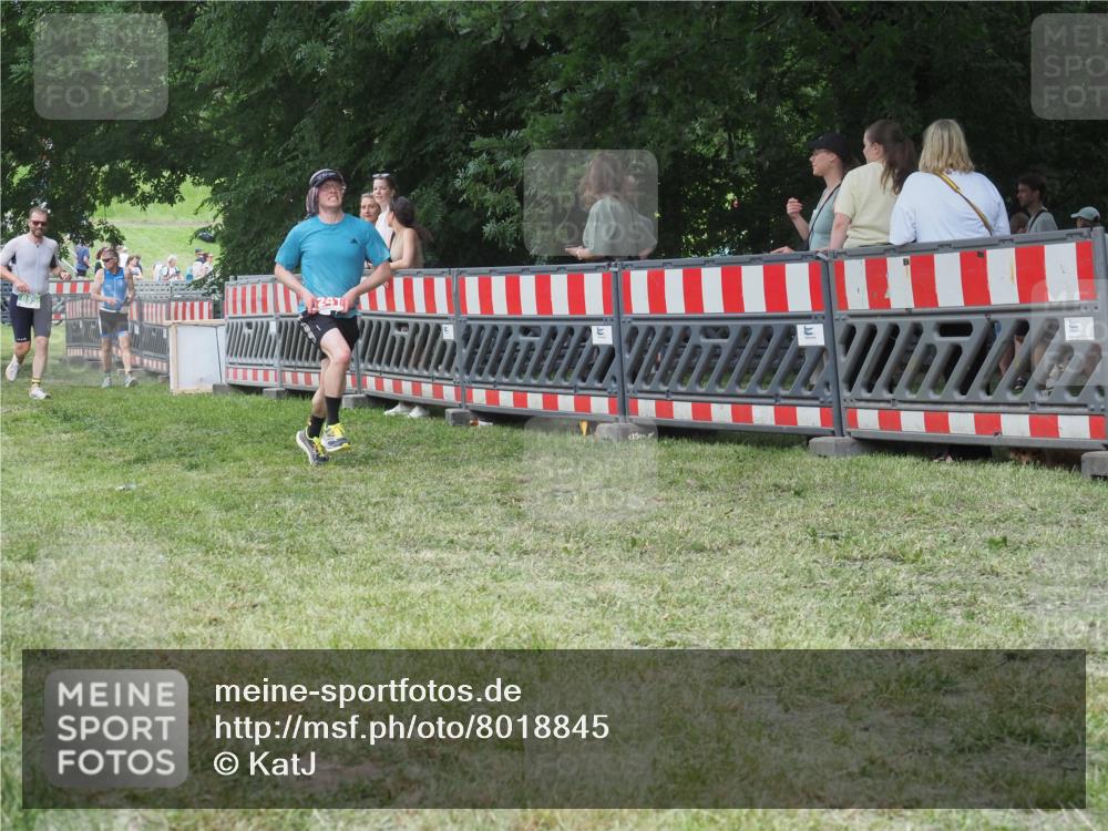 21.06.2025 - 27. Vierlanden-Triathlon KatJ http://msf.ph/oto/8018845 15.06.2025 13:18:42 Ziel 241, 855 meine-sportfotos.de