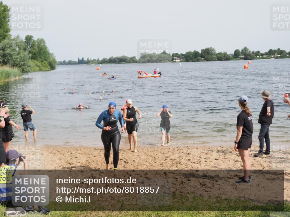 21.06.2025 - 27. Vierlanden-Triathlon MichiJ http://msf.ph/oto/8018857 15.06.2026 10:19:05 Schwimmen 478, 498, 543, 558 meine-sportfotos.de