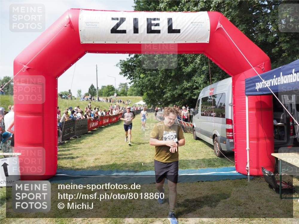 21.06.2025 - 27. Vierlanden-Triathlon MichiJ http://msf.ph/oto/8018860 15.06.2026 11:34:40 Ziel 290, 386, 595 meine-sportfotos.de