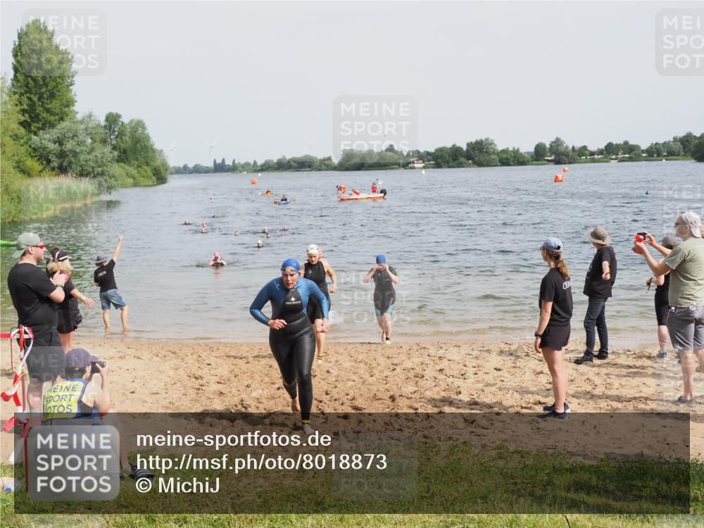 21.06.2025 - 27. Vierlanden-Triathlon MichiJ http://msf.ph/oto/8018873 15.06.2026 10:19:06 Schwimmen 478, 498, 543, 558 meine-sportfotos.de