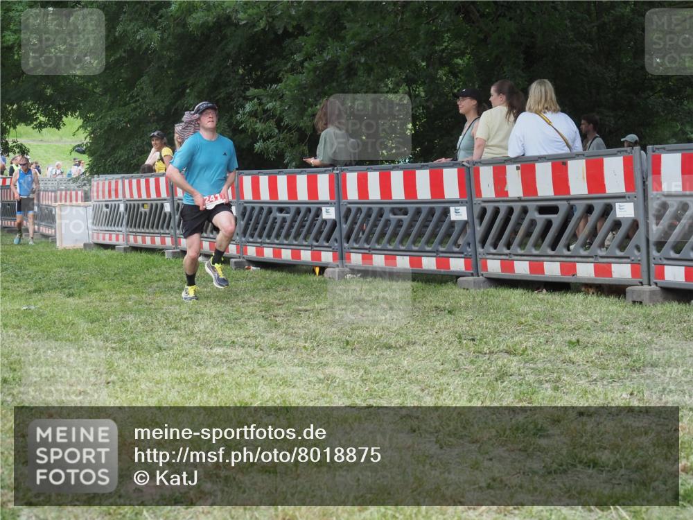 21.06.2025 - 27. Vierlanden-Triathlon KatJ http://msf.ph/oto/8018875 15.06.2025 13:18:43 Ziel 241, 855 meine-sportfotos.de