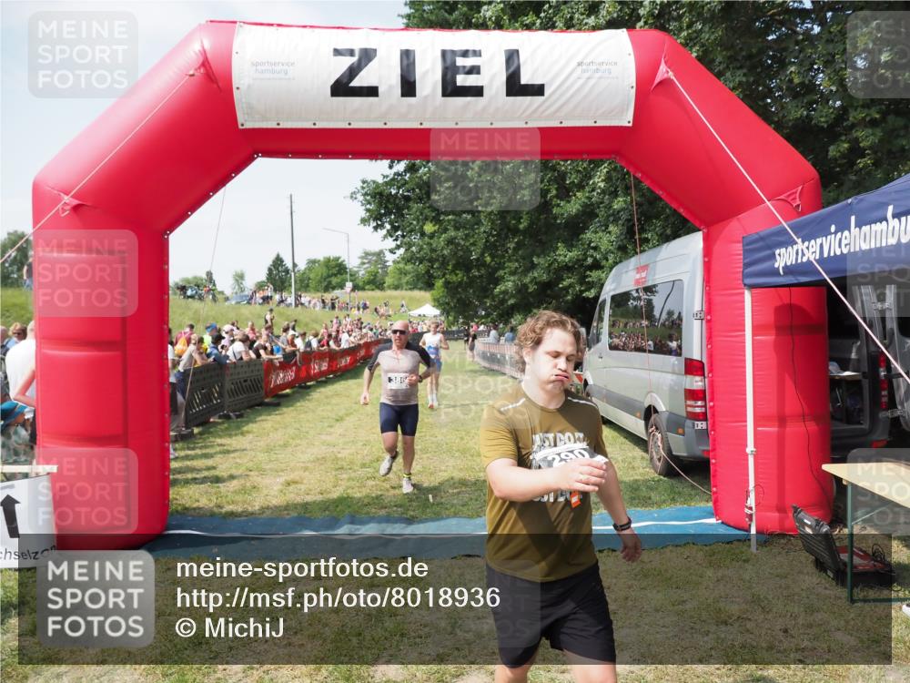 21.06.2025 - 27. Vierlanden-Triathlon MichiJ http://msf.ph/oto/8018936 15.06.2026 11:34:41 Ziel 290, 386, 595 meine-sportfotos.de
