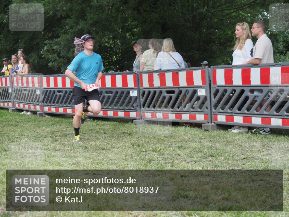 21.06.2025 - 27. Vierlanden-Triathlon KatJ http://msf.ph/oto/8018937 15.06.2025 13:18:43 Ziel 241, 855 meine-sportfotos.de