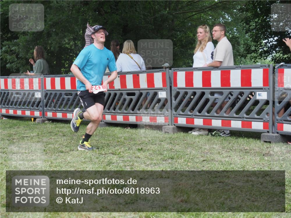 21.06.2025 - 27. Vierlanden-Triathlon KatJ http://msf.ph/oto/8018963 15.06.2025 13:18:43 Ziel 241, 855 meine-sportfotos.de