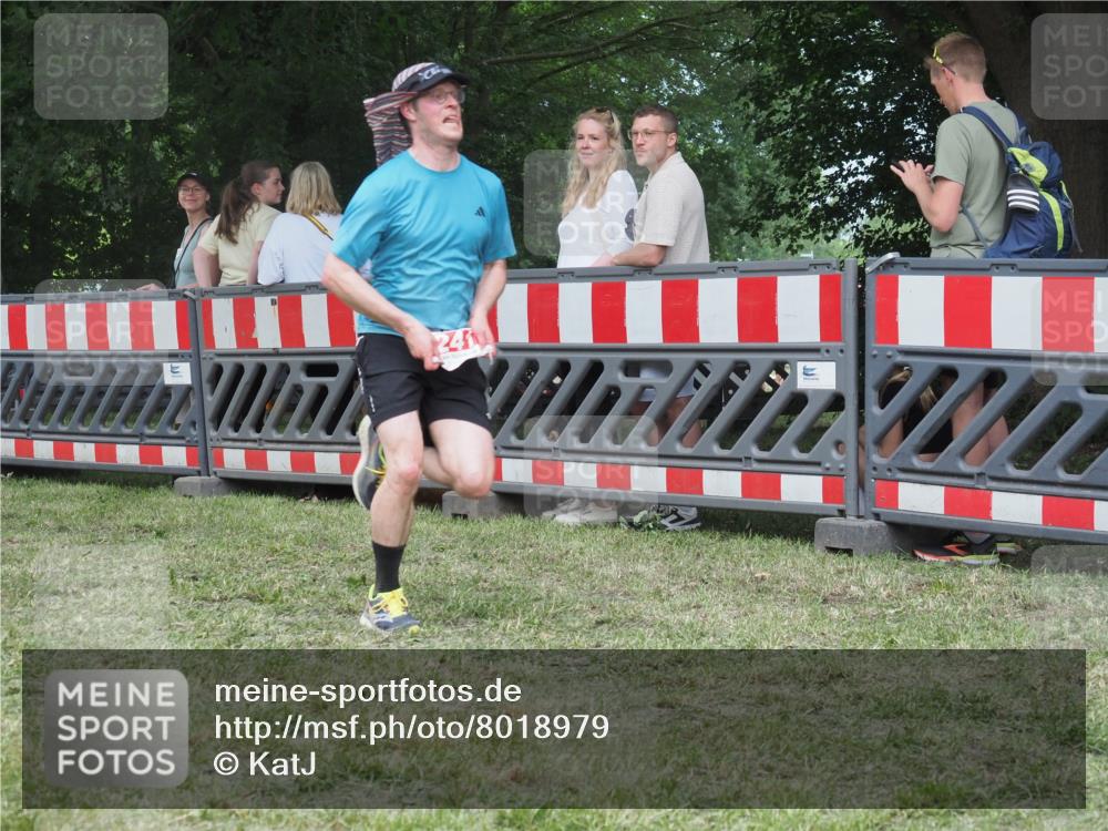 21.06.2025 - 27. Vierlanden-Triathlon KatJ http://msf.ph/oto/8018979 15.06.2025 13:18:44 Ziel 241, 855 meine-sportfotos.de