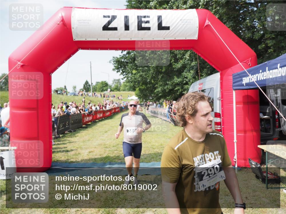 21.06.2025 - 27. Vierlanden-Triathlon MichiJ http://msf.ph/oto/8019002 15.06.2026 11:34:41 Ziel 290, 386, 595 meine-sportfotos.de