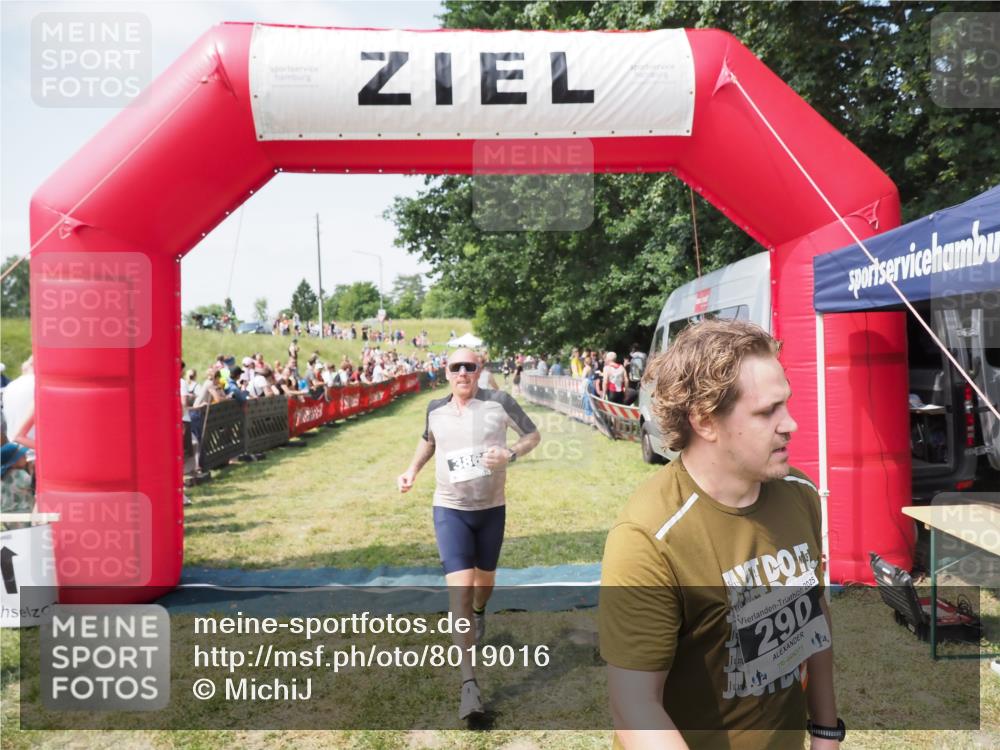 21.06.2025 - 27. Vierlanden-Triathlon MichiJ http://msf.ph/oto/8019016 15.06.2026 11:34:42 Ziel 290, 386, 595 meine-sportfotos.de
