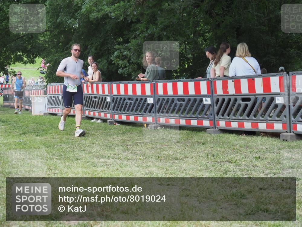 21.06.2025 - 27. Vierlanden-Triathlon KatJ http://msf.ph/oto/8019024 15.06.2025 13:18:45 Ziel 855 meine-sportfotos.de
