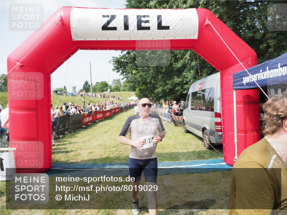 21.06.2025 - 27. Vierlanden-Triathlon MichiJ http://msf.ph/oto/8019029 15.06.2026 11:34:42 Ziel 290, 386, 595 meine-sportfotos.de