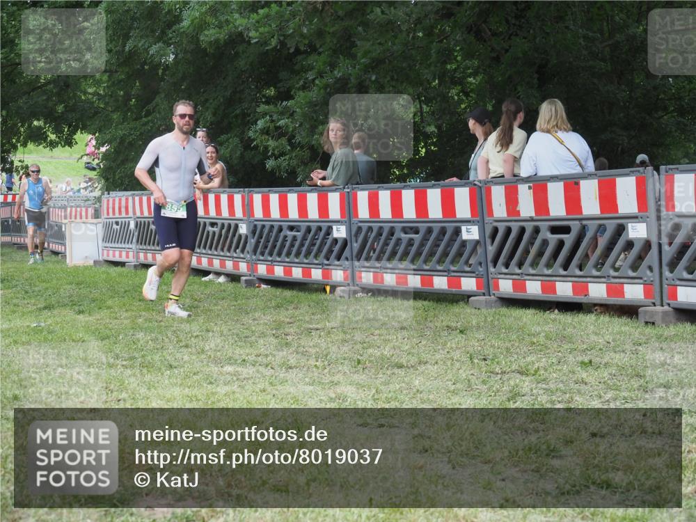 21.06.2025 - 27. Vierlanden-Triathlon KatJ http://msf.ph/oto/8019037 15.06.2025 13:18:45 Ziel 855 meine-sportfotos.de