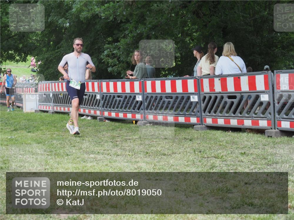 21.06.2025 - 27. Vierlanden-Triathlon KatJ http://msf.ph/oto/8019050 15.06.2025 13:18:45 Ziel 855 meine-sportfotos.de