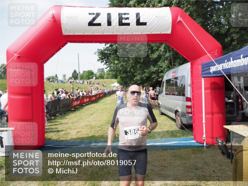 21.06.2025 - 27. Vierlanden-Triathlon MichiJ http://msf.ph/oto/8019057 15.06.2026 11:34:42 Ziel 290, 386, 595 meine-sportfotos.de
