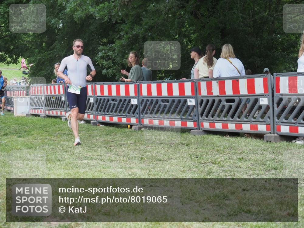 21.06.2025 - 27. Vierlanden-Triathlon KatJ http://msf.ph/oto/8019065 15.06.2025 13:18:45 Ziel 855 meine-sportfotos.de