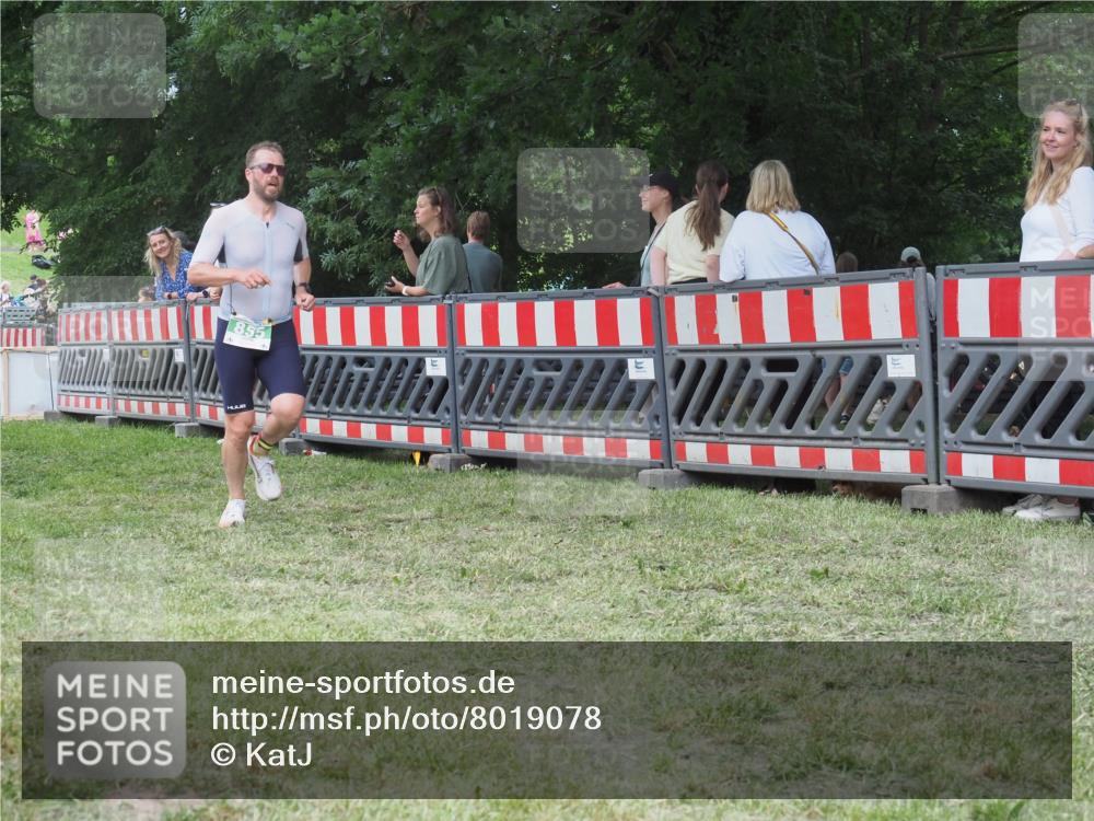 21.06.2025 - 27. Vierlanden-Triathlon KatJ http://msf.ph/oto/8019078 15.06.2025 13:18:46 Ziel 855 meine-sportfotos.de
