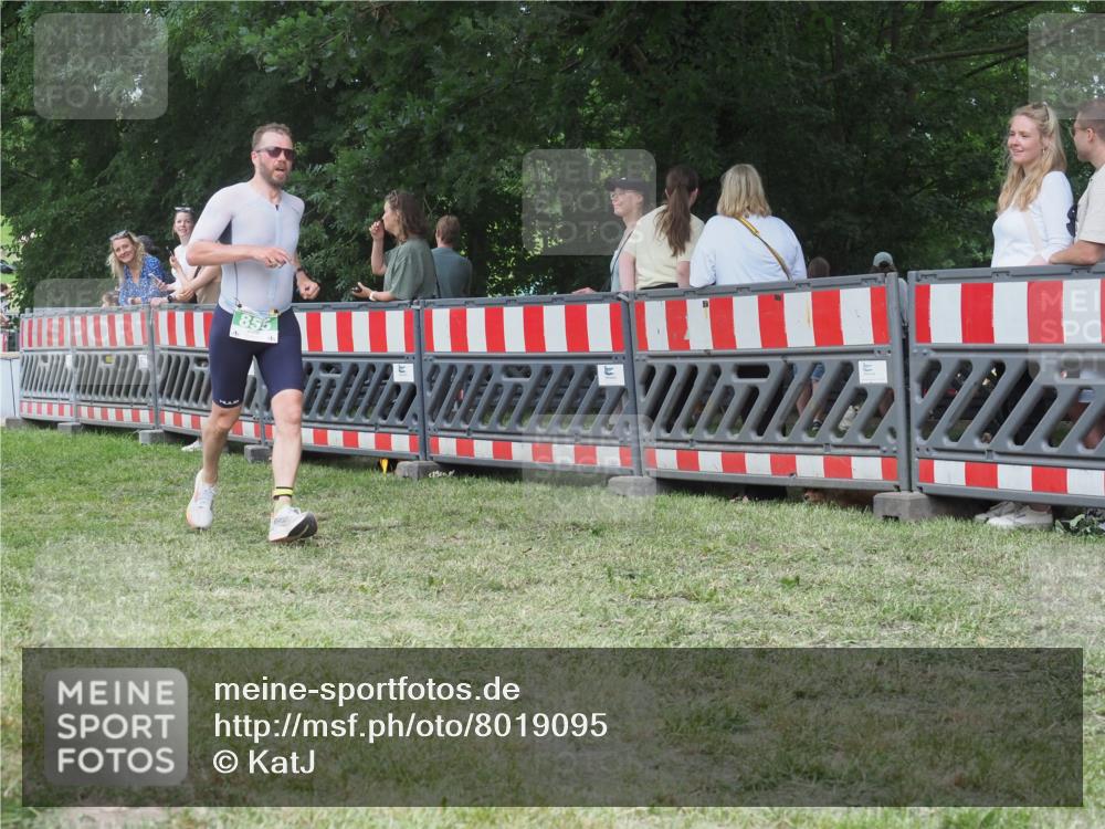 21.06.2025 - 27. Vierlanden-Triathlon KatJ http://msf.ph/oto/8019095 15.06.2025 13:18:46 Ziel 855 meine-sportfotos.de